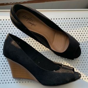 Dexflex Comfort Suede Peep Toe Wedges—Size 7W